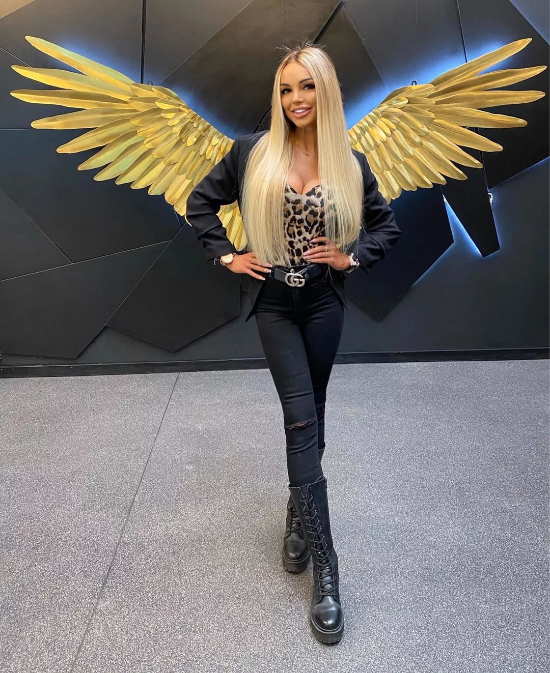 Urocza anielica z disco polo wystąpiła z pokaźnym dekoltem. Zdjęcie robi furorę.
